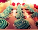 Cupcakes mit blauem Buttercreme Frosting