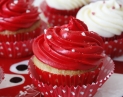 Alles Gute zum Valentinstag! Happy Valentine\'s Day - Cupcakes und Cake Pops